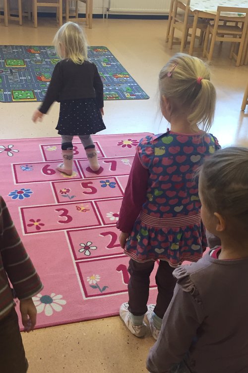 lapset askastelevat