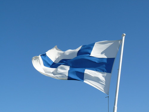 Itsenäisyyspäivän kaksikielinen jumalanpalvelus Suomen lippu